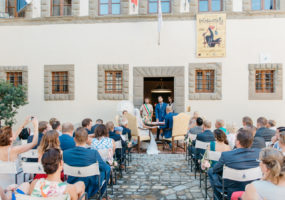 Burgerlijk huwelijk - Trouwlocatie pleintje in dorpje - Trouwen in Toscane