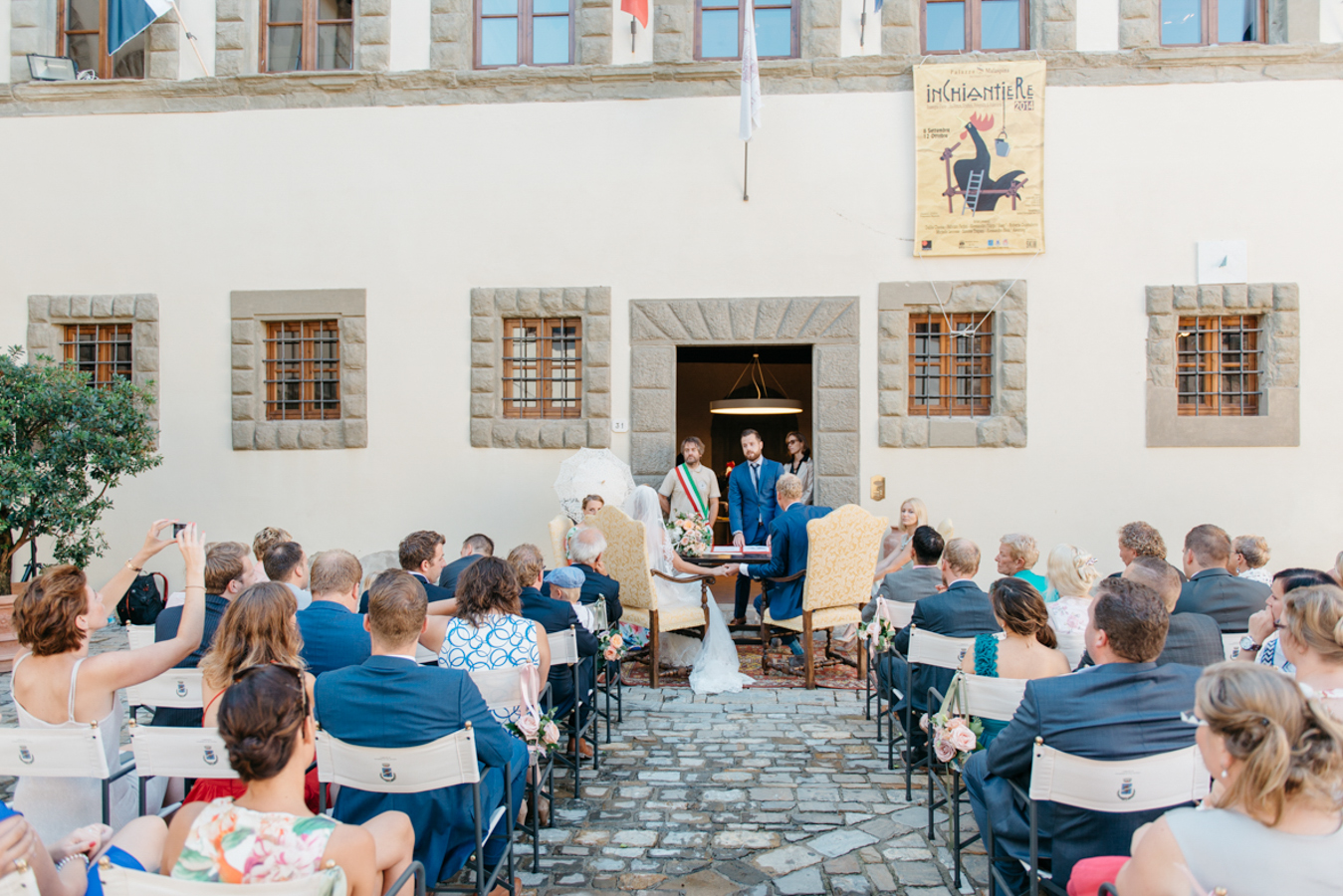 Burgerlijk huwelijk - Trouwlocatie pleintje in dorpje - Trouwen in Toscane