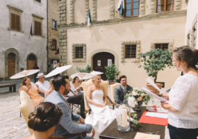 Burgerlijk huwelijk - trouwlocatie pleintje in dorp - Trouwen in Toscane