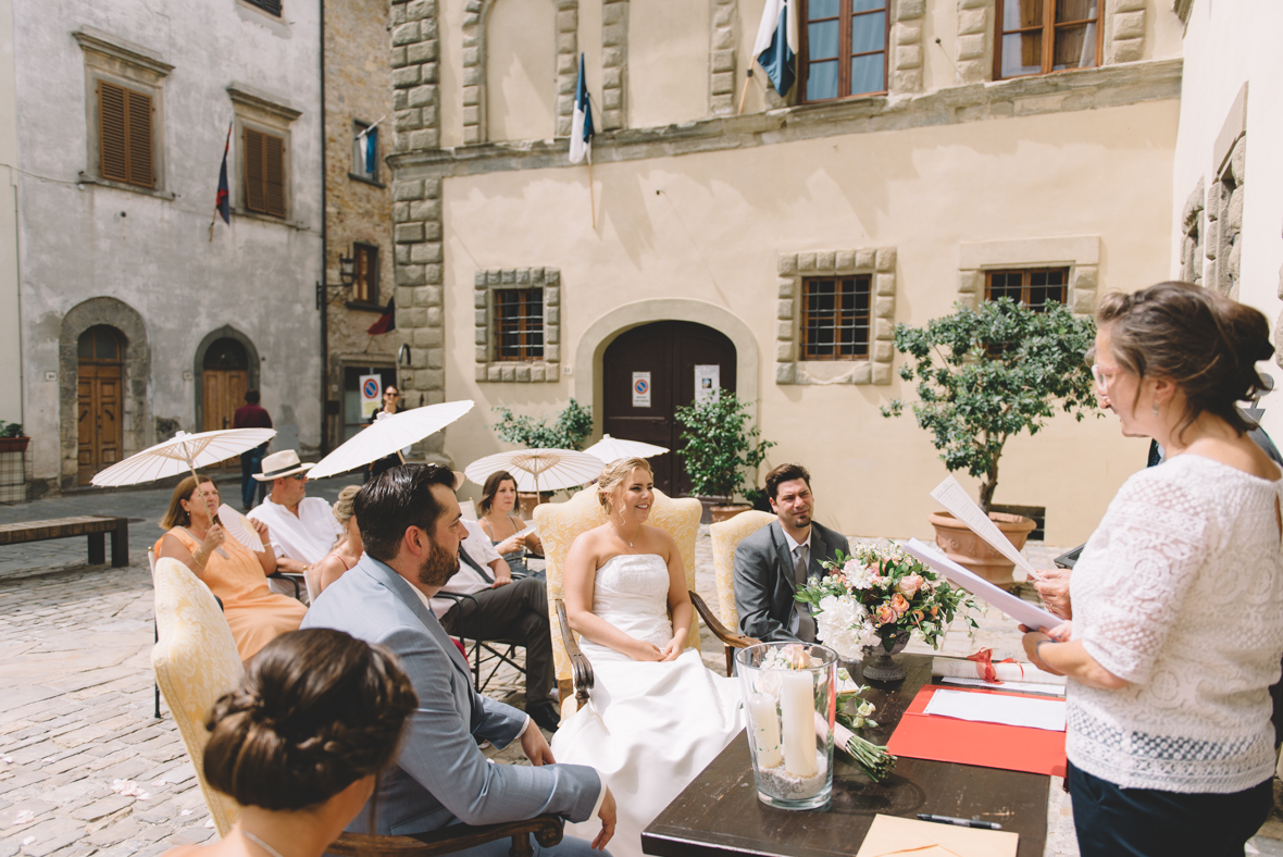 Burgerlijk huwelijk - trouwlocatie pleintje in dorp - Trouwen in Toscane