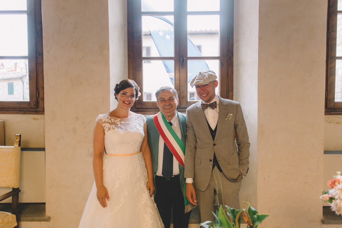 Burgerlijk huwelijk - trouwlocatie gemeentehuis dorpje - Trouwen in Toscane