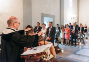 Blessing - kapel bij kasteel - Trouwen in Toscane