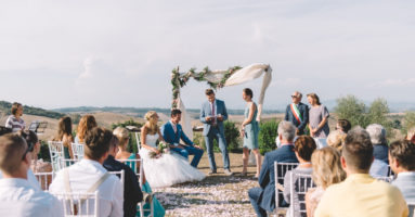 Trouwen in Toscane - burgerlijk huwelijk met bloemenboog - funkybird