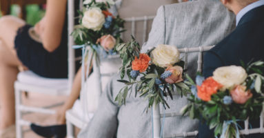 Trouwen in Toscane - bloemen aan stoel bij ceremonie - funkybird - wedding design