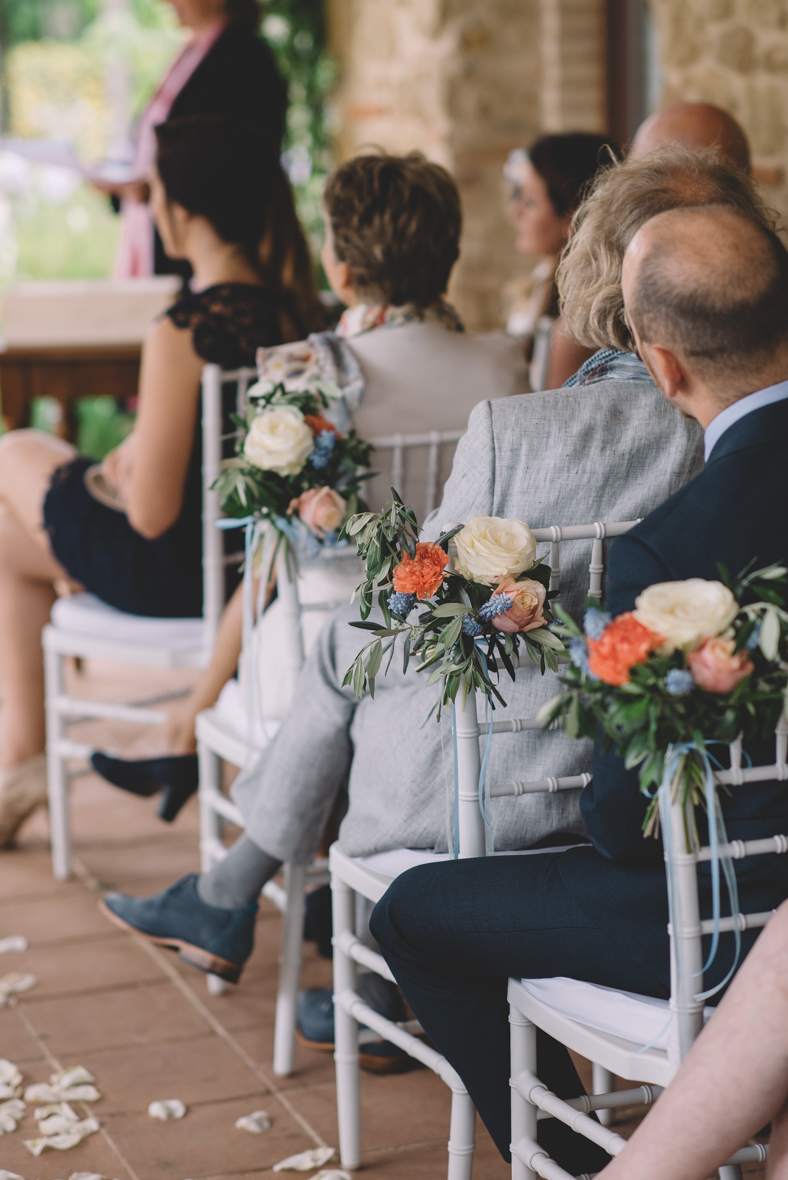 Trouwen in Toscane - bloemen aan stoel bij ceremonie - funkybird - wedding design