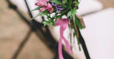 trouwen in toscane - bloemen aan stoel bij ceremonie - funkybird - wedding design