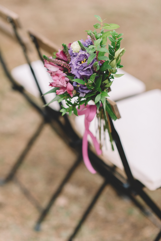 trouwen in toscane - bloemen aan stoel bij ceremonie - funkybird - wedding design