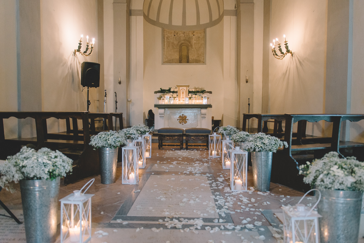trouwen in toscane - bloemen en decoratie in kerk - funkybird -bloemist in toscane