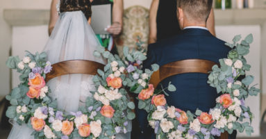 trouwen in toscane - bloemen aan stoel bij ceremonie - funkybird - wedding design
