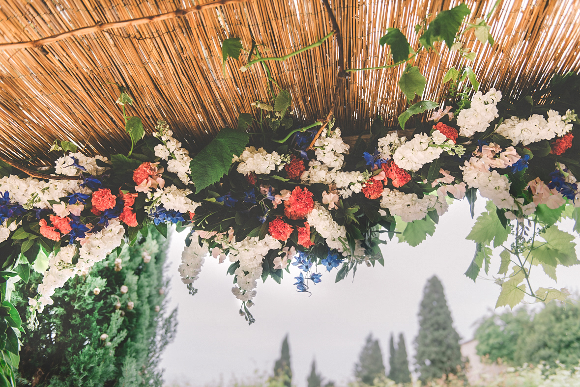 trouwen in toscane ceremonie boog bloemen funkybird