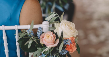 trouwen in toscane - bloemen aan stoel bij ceremonie - funkybird - wedding design