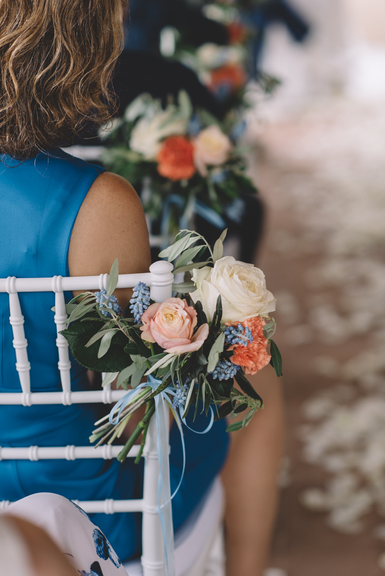 trouwen in toscane funkybird bloemen aan stoel bloemiste in toscane