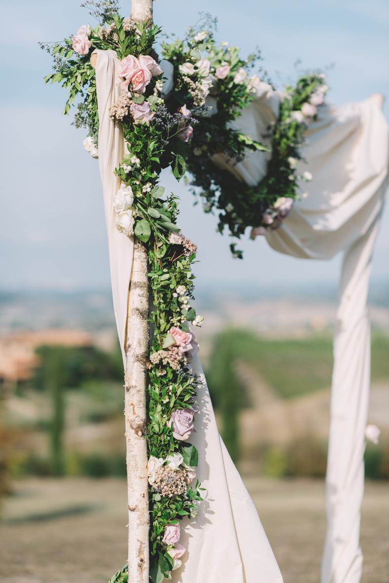 Trouwen in toscane - decoratie bij symbolische ceremonie - funkybird - bloemist in toscane