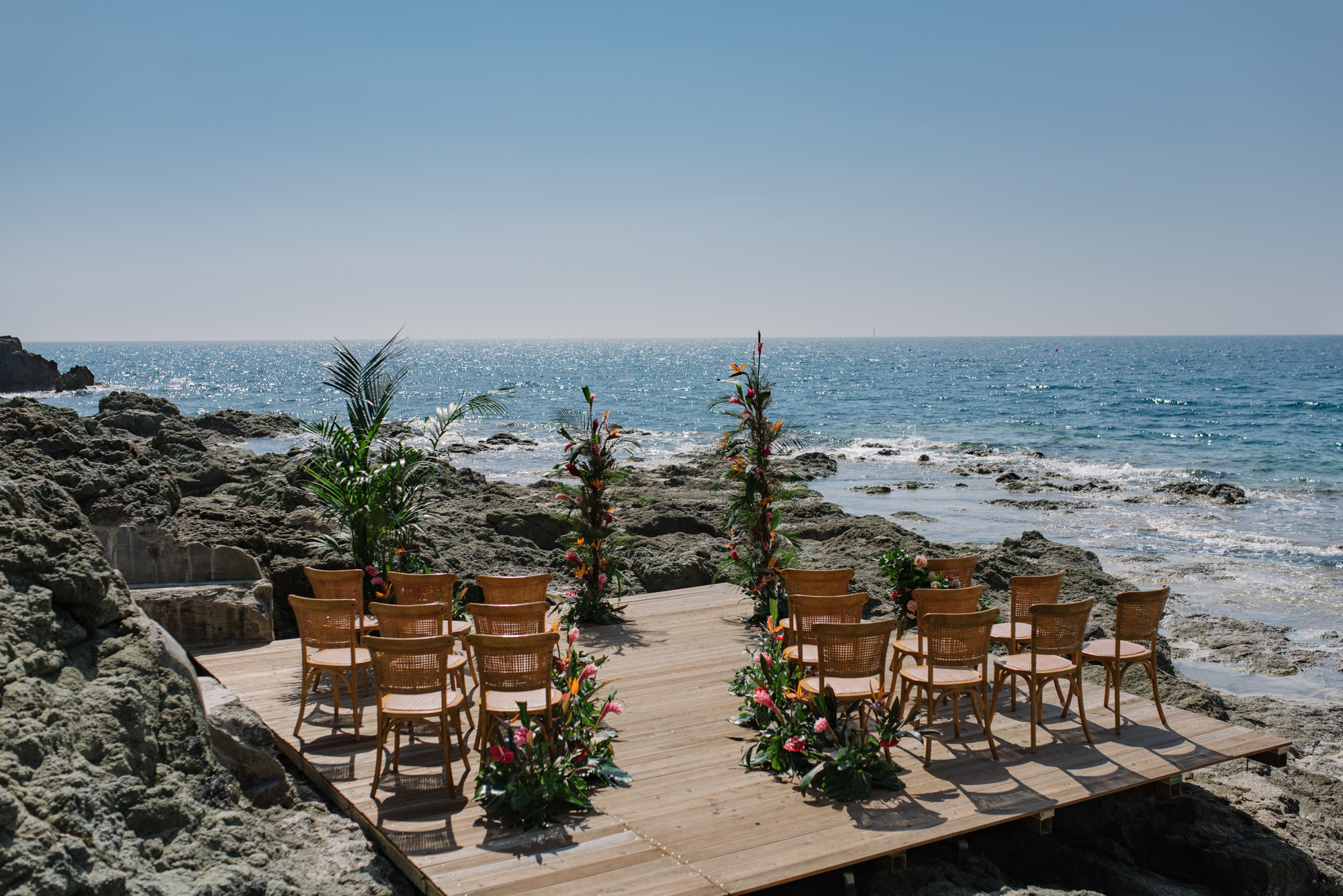 Intieme ceremonie bij villa aan zee in Toscane