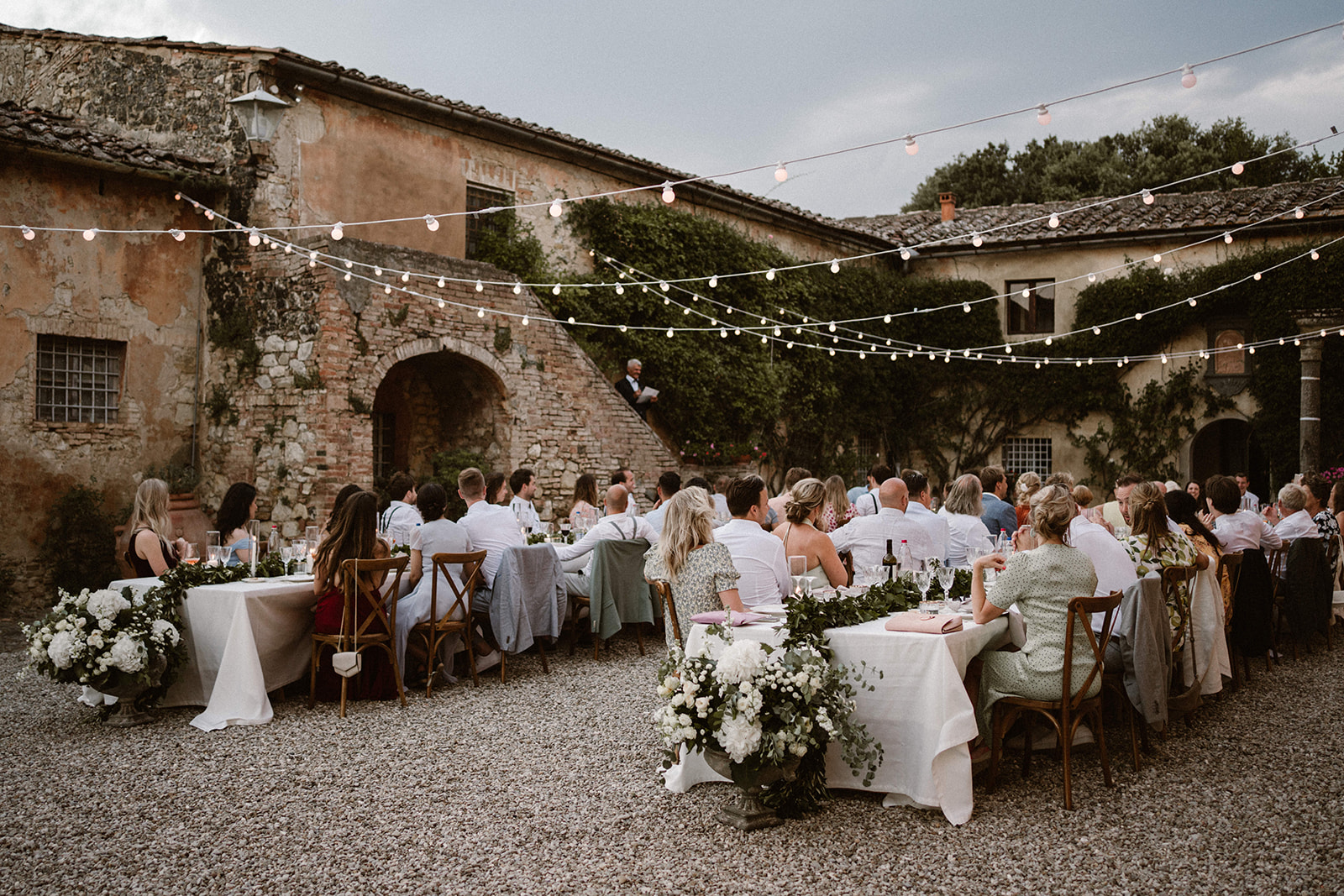 huwelijksdiner op villa in Toscane by funkybirdfirenze